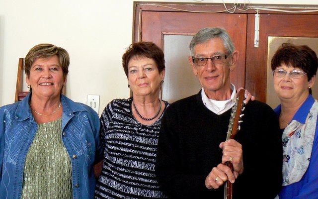 Vlnr is Aletta Lochner, Annette van Zyl (voorsitter), Chris van Zyl (begeleier) en Marie de Jager